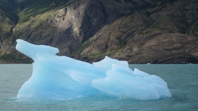 viva patagonia kayak tour around icebergs Glaciar Upsala Lago Argentino in El Calafate, Argentina