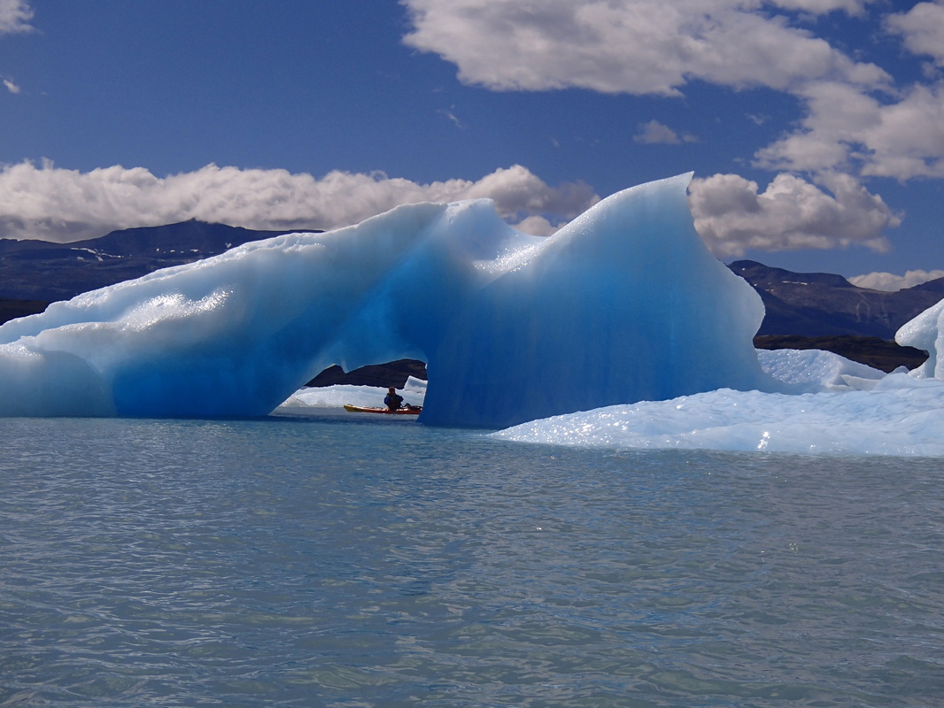viva patagonia kayak tour around icebergs Glaciar Upsala Lago Argentino in El Calafate, Argentina